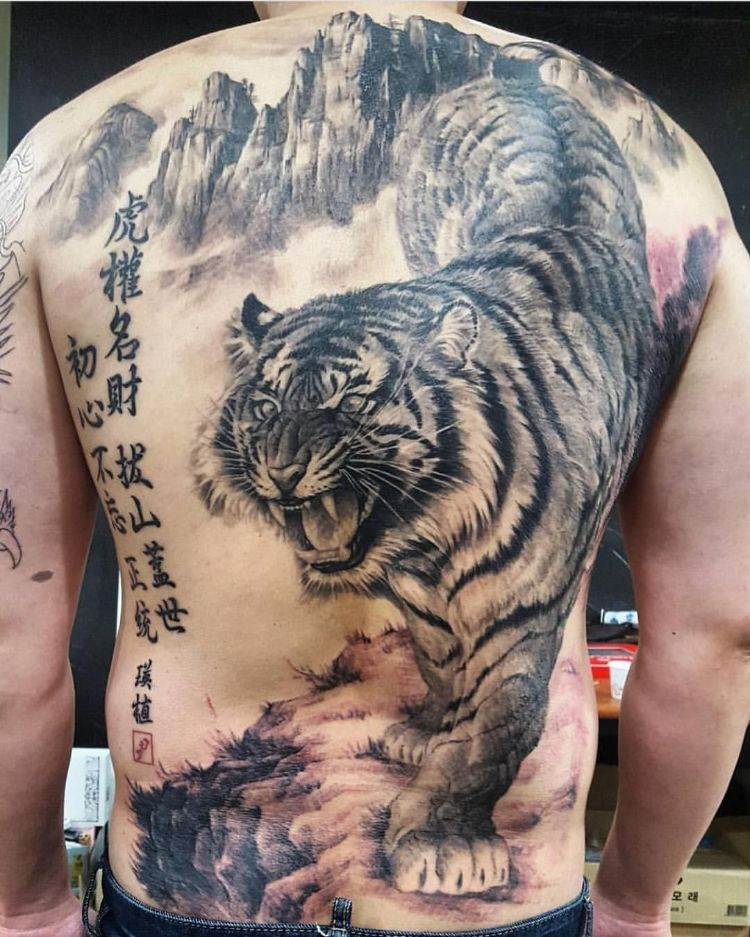 Hình xăm hổ trong rừng sắc nét