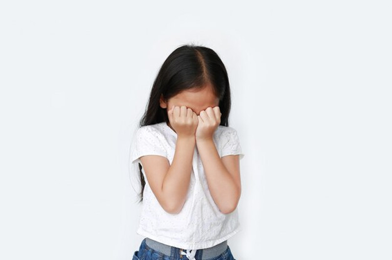 Hướng dẫn trẻ nhỏ rửa tay sạch sẽ và không dụi mắt để phòng tránh nhiễm trùng