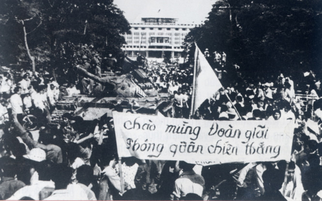 Không khí hân hoan của ngày giải phóng, thể hiện niềm vui, sự hòa hợp và những phước lành mà tử vi 26/4 mang lại cho cuộc sống.