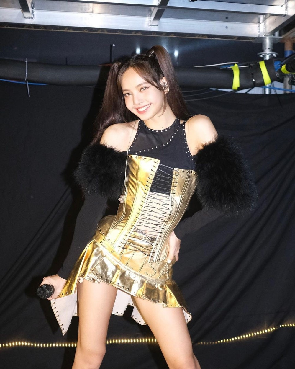 Lisa của Blackpink biểu diễn trên sân khấu với trang phục đen