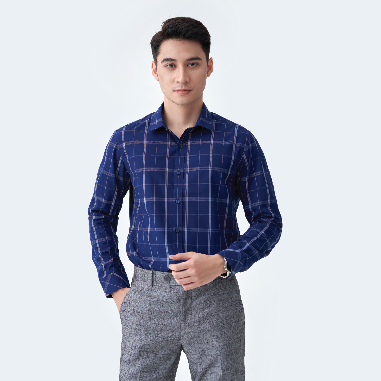 Lựa chọn áo sơ mi xanh dương kết hợp với quần âu cho Giáp Thân