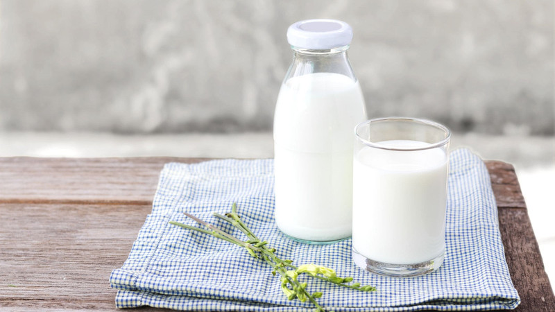 Ly sữa tươi ngon giàu protein và canxi hỗ trợ sức khỏe xương khớp và phát triển cơ bắp