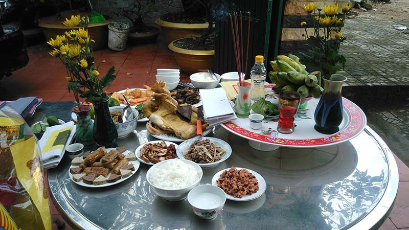 Mâm cúng tất niên đặt ngoài trời để tiễn Táo quân