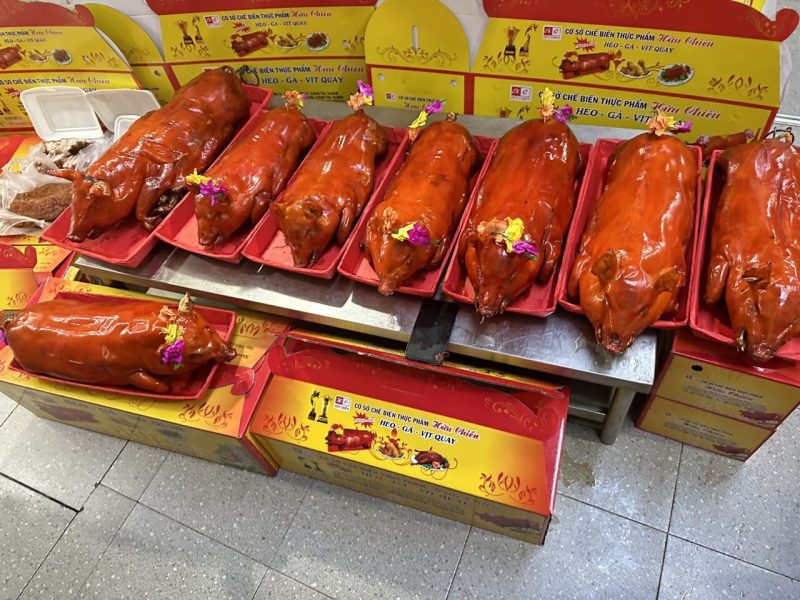 Mâm cúng trả lễ với heo quay nguyên con thể hiện lòng thành