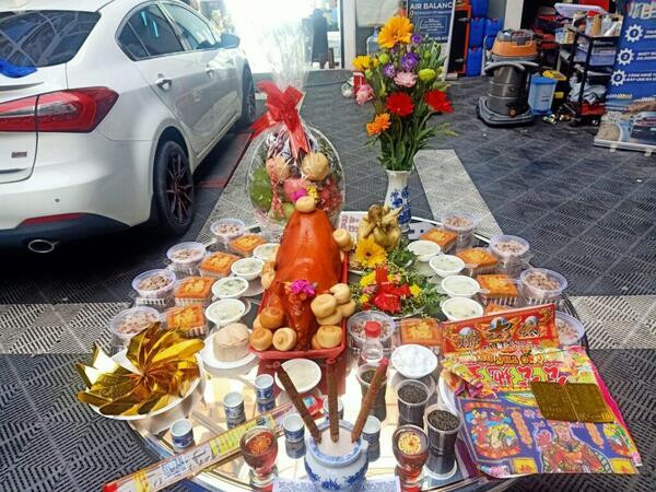 Mâm cúng với các lễ vật cúng đầu xe đơn giản nhưng đầy đủ thể hiện lòng thành kính của gia chủ
