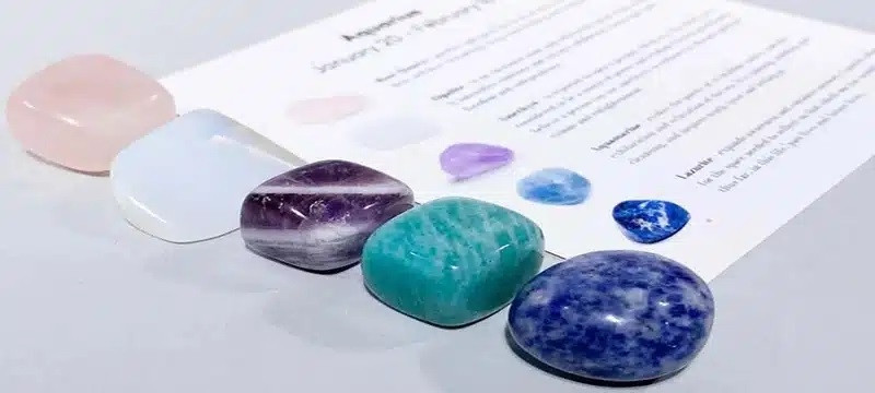Mâm lễ vật cúng đủ đầy, màu sắc tươi sáng