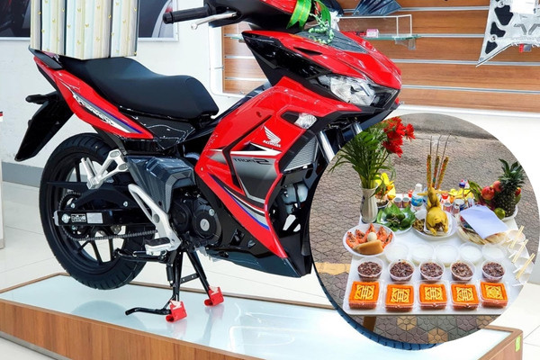 Mâm lễ vật cúng xe máy mới mua được đặt trước đầu xe hướng ra ngoài
