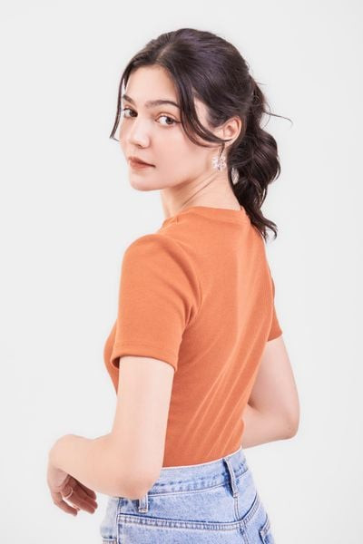 Màu cam ấn tượng mang không khí lễ hội cho trang phục tuổi Mão mệnh Thổ