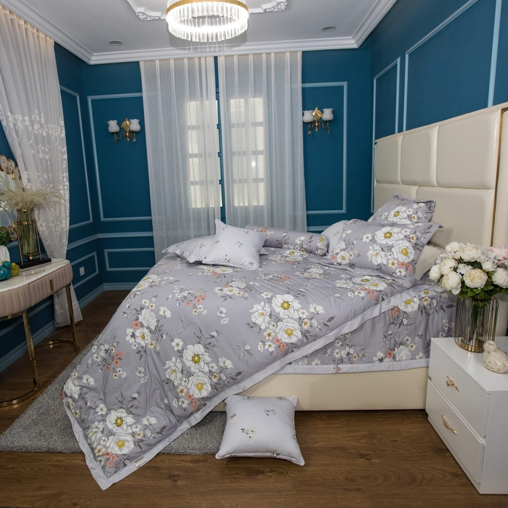 Mẫu chăn hè màu xám với họa tiết hoa trang nhã, là lựa chọn lý tưởng cho người tuổi Mùi mệnh Kim hoặc Thủy, mang lại cảm giác dễ chịu, thư giãn và phong cách hiện đại cho không gian nghỉ ngơi