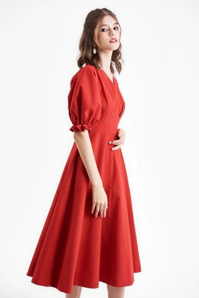 Màu đỏ rực rỡ và may mắn cho người tuổi Mão mệnh Thổ trong mùa thu đông