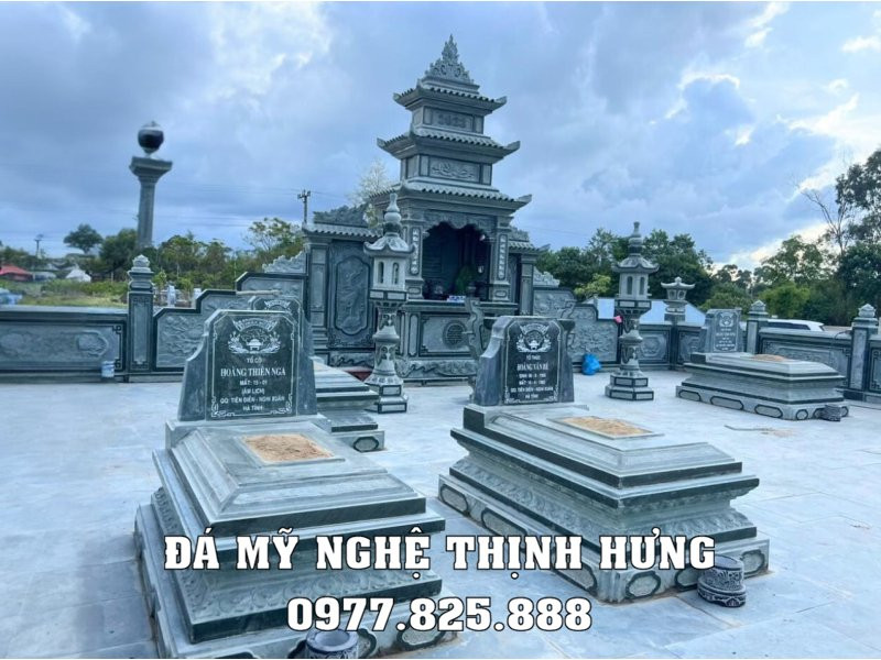 Mẫu mộ đá xanh rêu cao cấp, thiết kế theo phong thủy chuẩn để an vị cho người đã khuất, phù hợp khi xem tuổi xây mộ năm 2025.