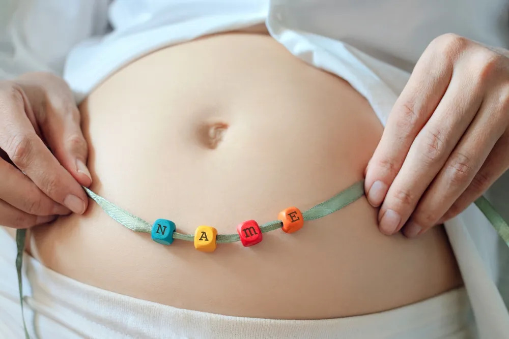 Mẹ và bé vui vẻ, cách đặt tên con hợp tuổi bố mẹ giúp gia đình gắn kết