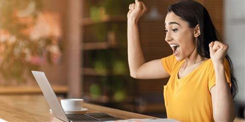 Một bàn tay nắm lấy một đồng xu bằng vàng, biểu tượng cho sự may mắn về tài lộc trong tử vi ngày 20 tháng 3 năm 2025 của 12 con giáp.