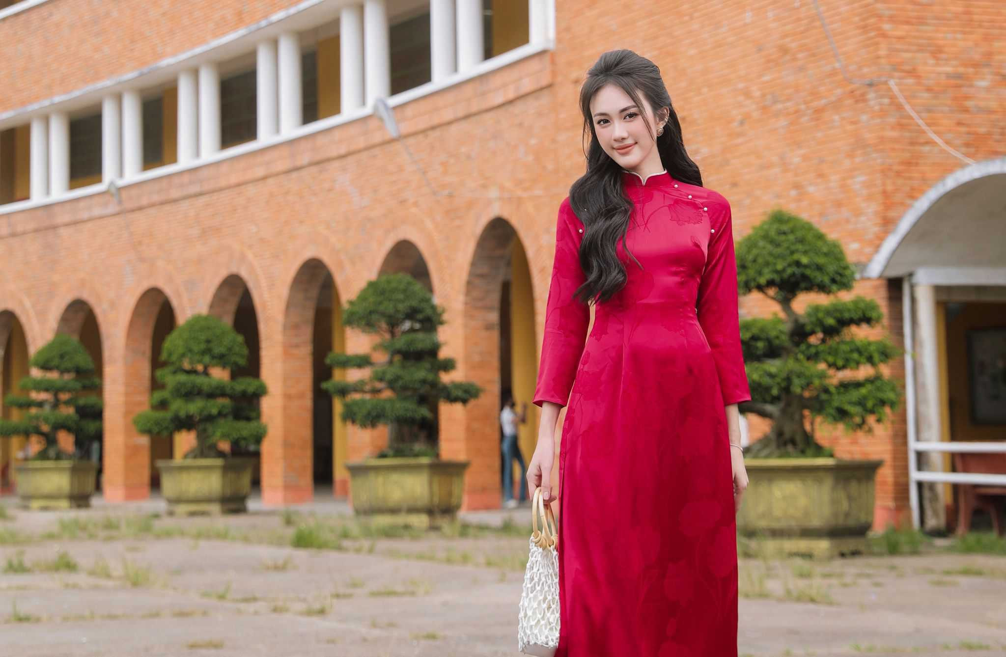Một chiếc áo dài đỏ thêu hoa văn tinh tế, phù hợp cho người tuổi Tỵ mệnh Hỏa