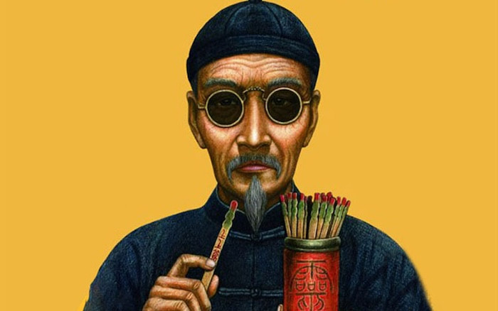 Một chuyên gia đang luận giải lá số tử vi và sức khỏe cho khách ở Sài Gòn