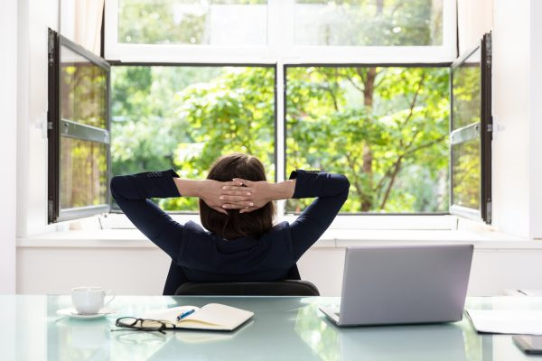 Một gia đình quây quần bên bàn thờ cúng, chuẩn bị cho việc xông nhà vào các dịp lễ Tết quan trọng để đón vượng khí.