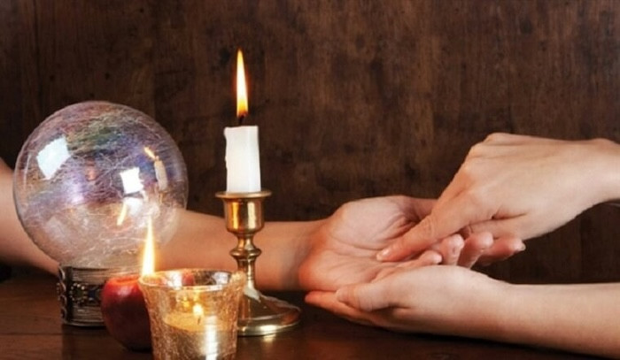 Một người phụ nữ đang tập trung xem bài Tarot để hỗ trợ xem tử vi tại Sài Gòn
