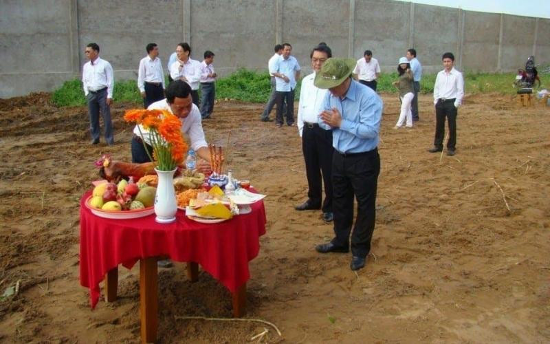 Nghi thức đọc bài văn khấn cúng động thổ trang trọng của gia chủ