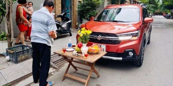 Nghi thức lễ cúng đầu xe mang ý nghĩa cầu bình an, may mắn cho chủ xe và tài lộc trong công việc