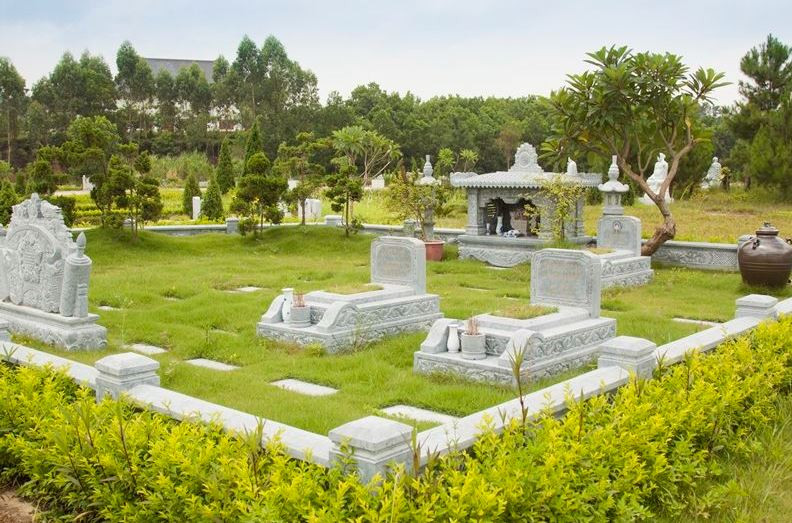 Ngôi mộ với các yếu tố phong thủy, minh họa những điều kiêng kỵ khi xây mộ.