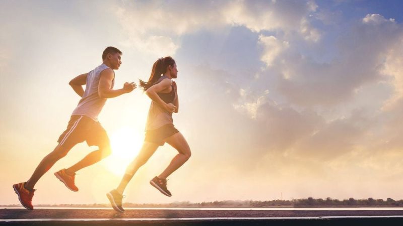 Người chạy bộ buổi sáng sớm tận hưởng không khí trong lành, giúp giảm cân hiệu quả