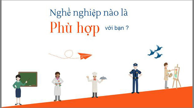 Người đàn ông đứng trước máy tính làm việc