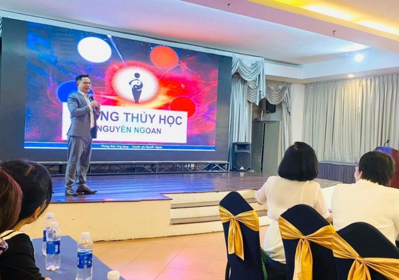 Người đàn ông nhìn đồng hồ lớn, biểu tượng của Thiên Thời trong tử vi
