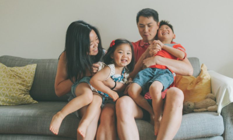 Người đàn ông và phụ nữ đang ngồi nói chuyện, tượng trưng cho sự hòa hợp trong tình duyên tuổi Tân Mùi 2024.