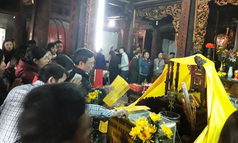 Người dân thành kính cầu nguyện bên kiệu thờ Tứ vị Thánh Nương