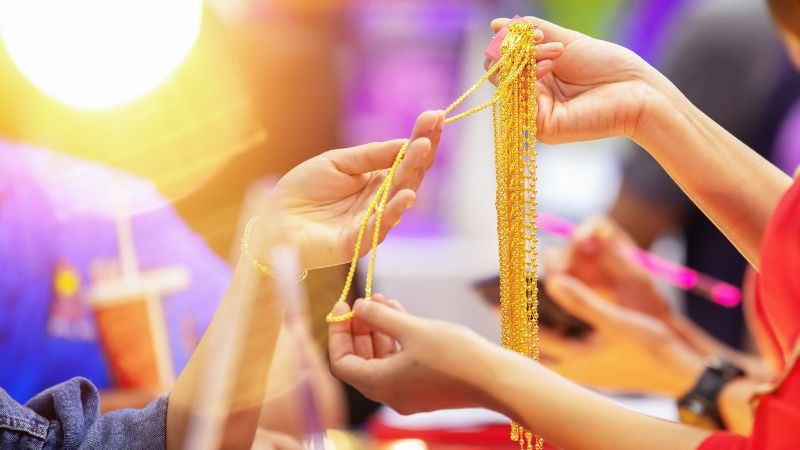 Người dân xếp hàng mua vàng trong ngày vía Thần Tài cầu mong tài lộc, sung túc