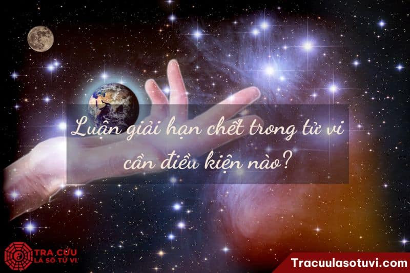 Người đang xem lá số tử vi để luận giải hạn tử