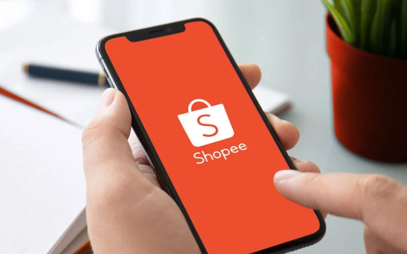 Người dùng đang kiểm tra các thông báo và lưu ý quan trọng về cách rút tiền từ ví Shopee về tài khoản ngân hàng