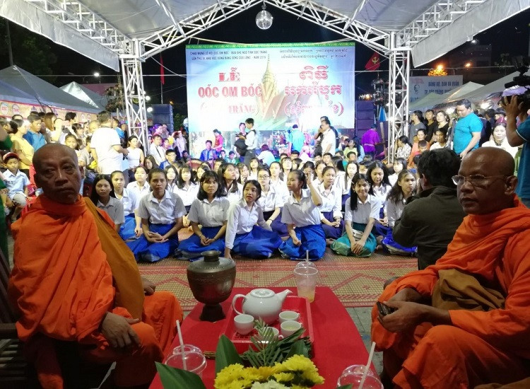 Người Khmer tập trung tại sân chùa cúng trăng trong lễ hội Ok Om Bok