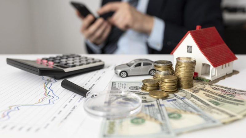 Người nam tuổi Canh Thìn 2000 đang lập kế hoạch tài chính cho năm 2024