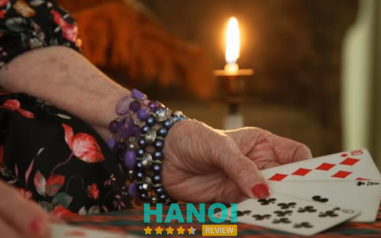 Người phụ nữ đang đọc bài Tarot online để xem tử vi trực tuyến