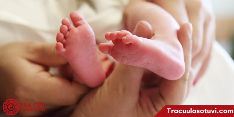 Người phụ nữ đang ngồi thiền trong tư thế hoa sen, tượng trưng cho sự bình an và mong ước có con