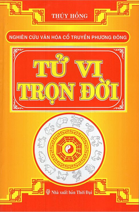 Người phụ nữ đang tập trung xem sách tử vi