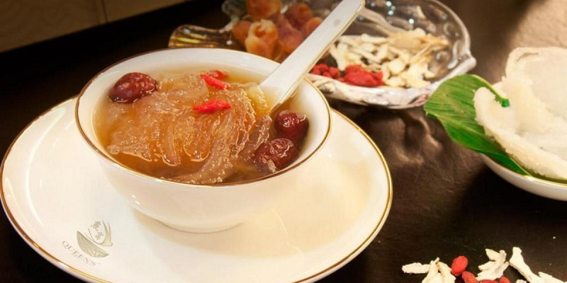 Người phụ nữ khỏe mạnh thể hiện tác dụng của yến sào, hỗ trợ sức khỏe