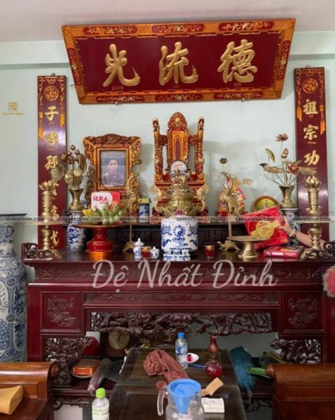 Người phụ nữ thành tâm dâng hương trên bàn thờ gia tiên, tìm hiểu thắp hương giờ nào tốt