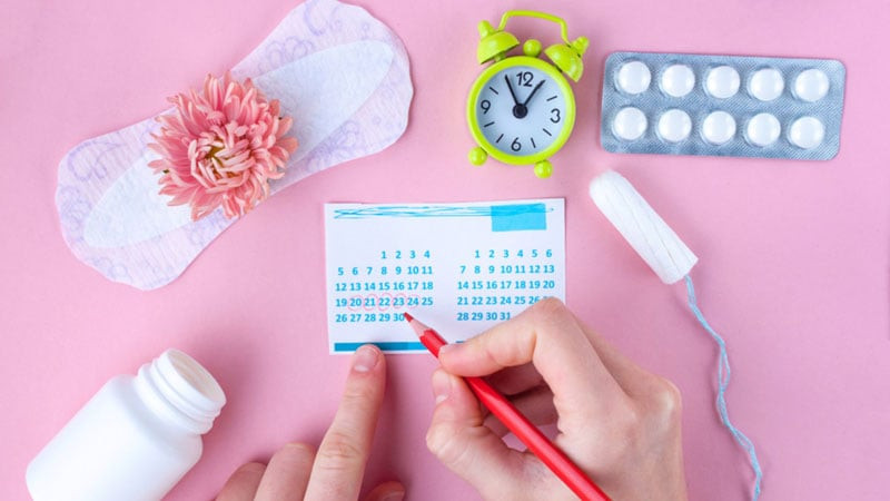 Người phụ nữ theo dõi chu kỳ kinh nguyệt để xem tử vi