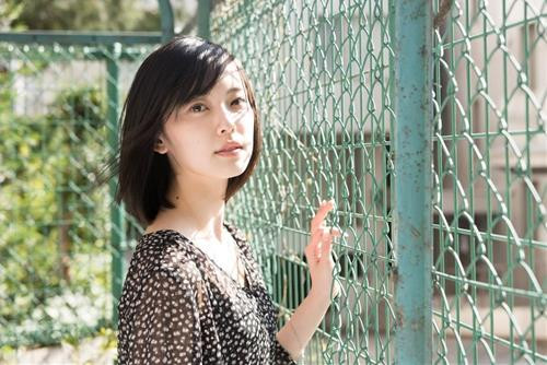 Người phụ nữ thư thái với cây xanh