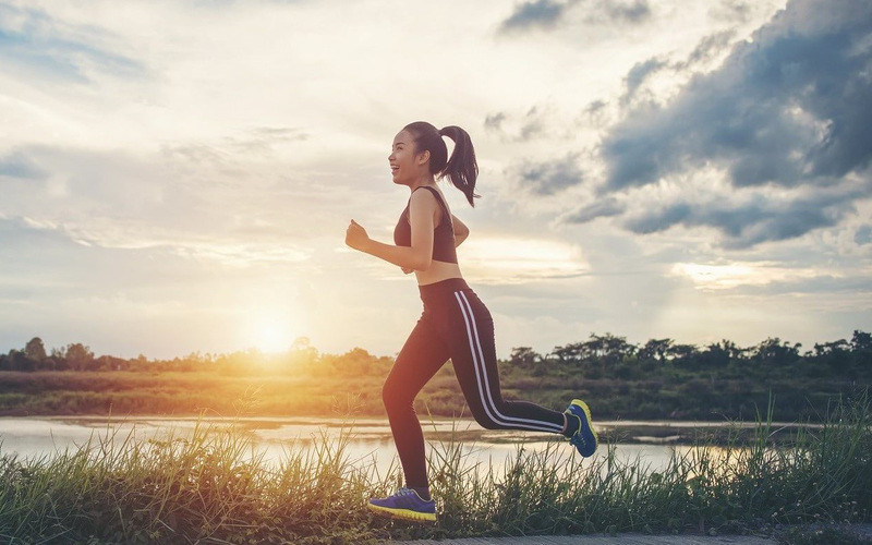 Người tập gym buổi sáng khởi động kỹ càng