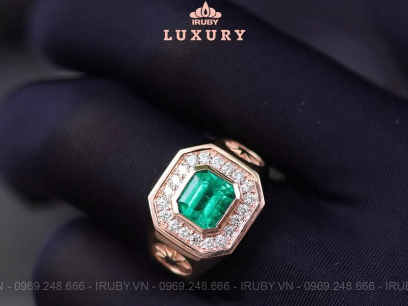 Nhẫn nam Emerald 1,92ct kết kim cương – IREM 2505192 phù hợp với nam tuổi Ngọ để tăng vận khí trong tử vi tuổi Nhâm Ngọ 2025.