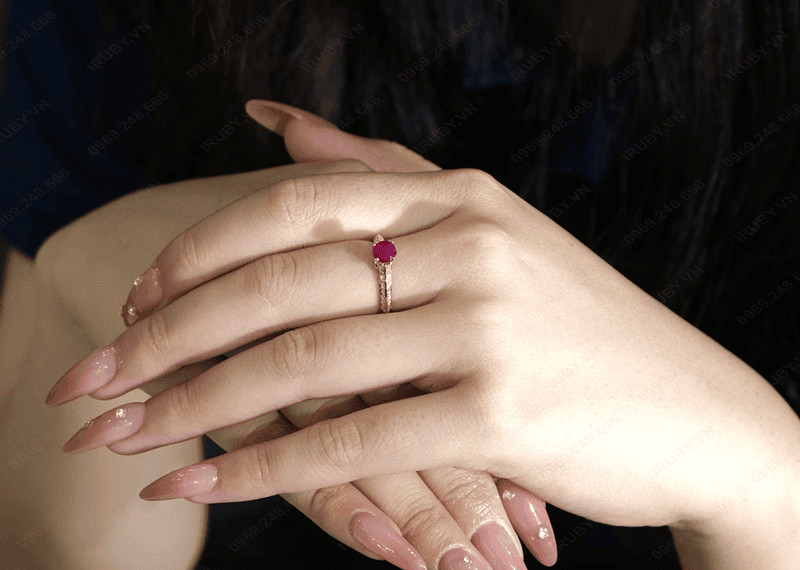 Nhẫn nữ Ruby đỏ, đá phong thủy giúp nữ Bính Tuất 2006 tăng cường năng lượng và may mắn năm 2025