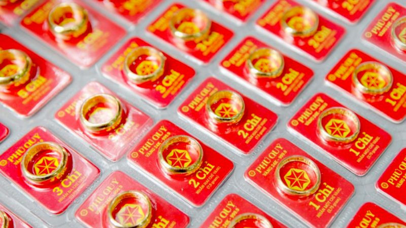 Nhẫn vàng trơn ép vỉ được ưa chuộng khi mua vàng ngày vía Thần Tài giờ nào tốt