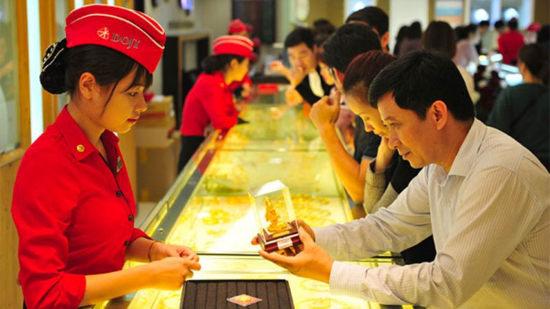 Những miếng vàng thỏi và đồng tiền vàng được trưng bày, gợi ý số lượng khi mua vàng Vía Thần Tài