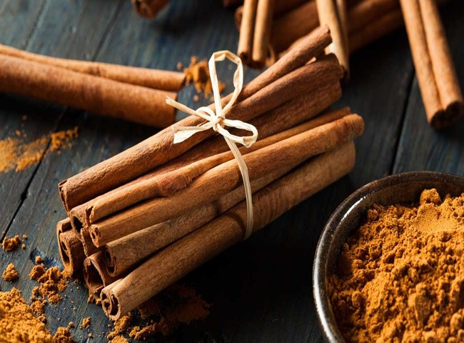 Những thanh quế khô tự nhiên, vật phẩm phong thủy được dùng để xông nhà, thu hút lộc và thanh lọc không khí.