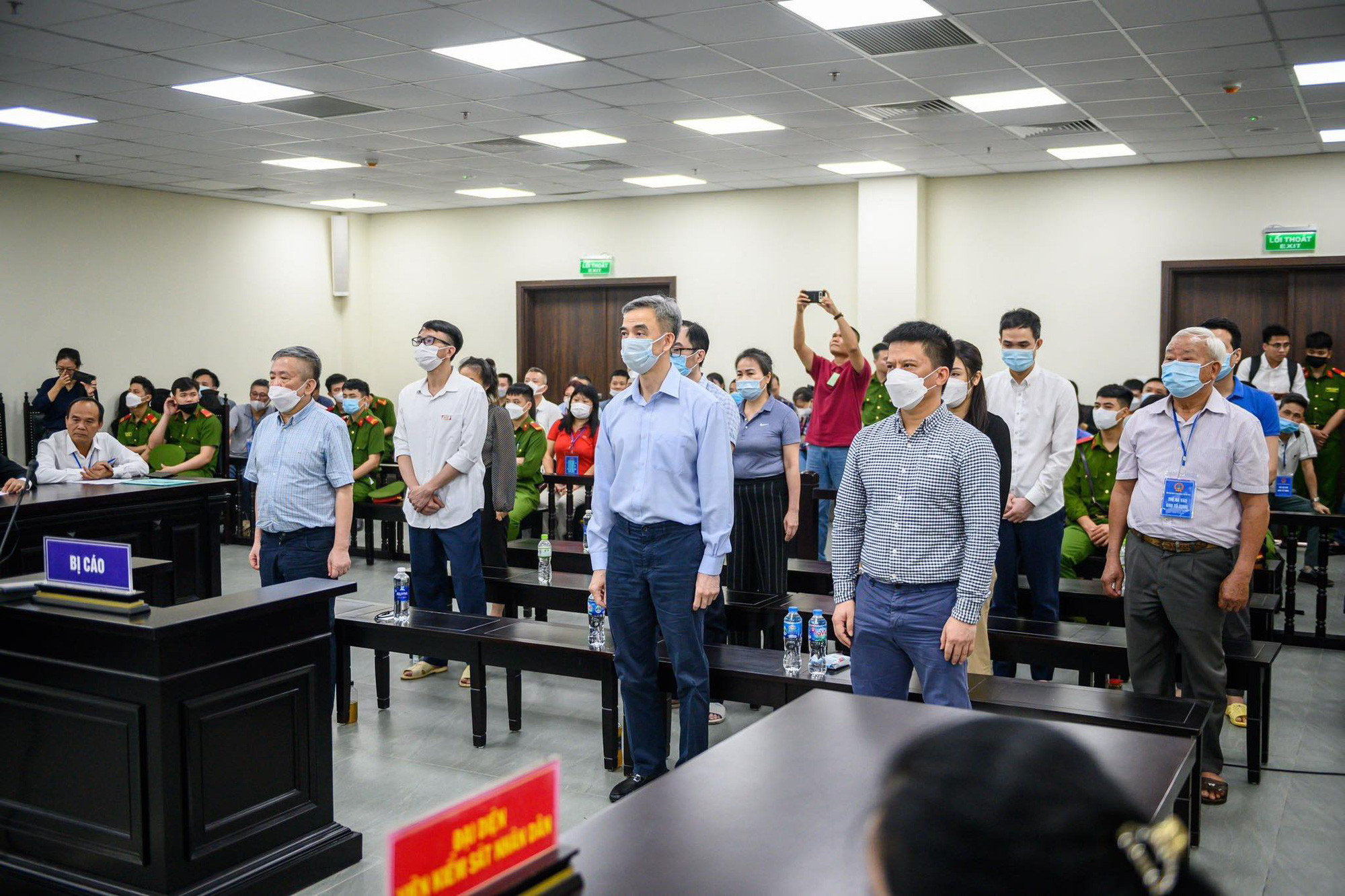 Những y bác sĩ đối mặt án tù lắng nghe phán quyết của tòa án.