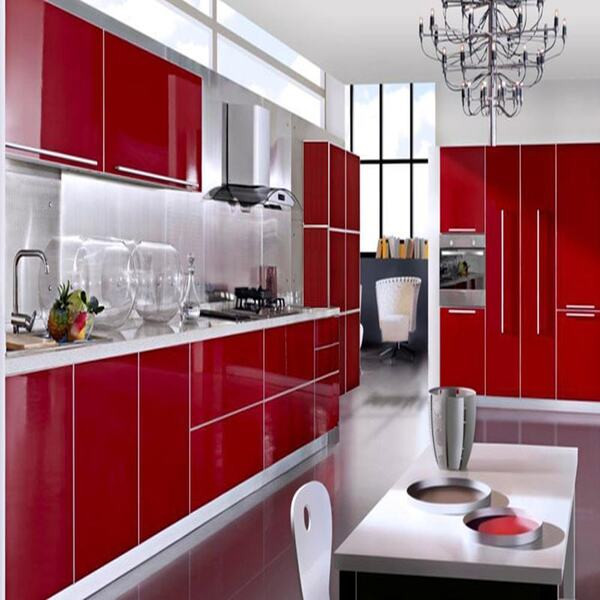 Nội thất nhà ở với các vật phẩm trang trí bằng gỗ và cây xanh