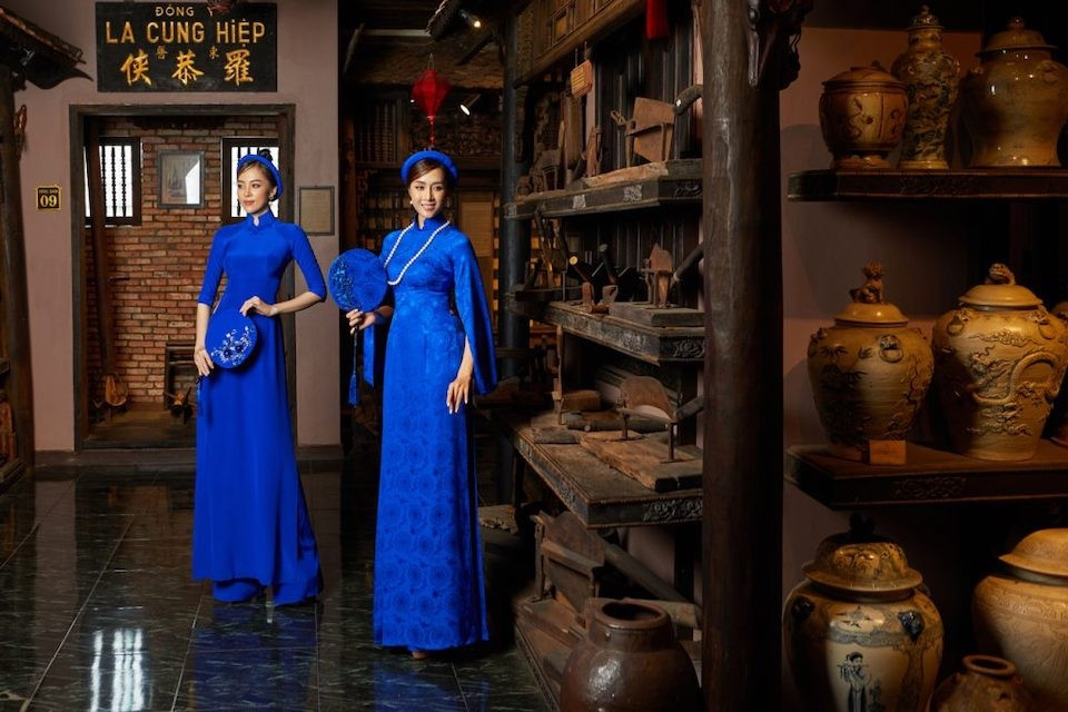 Nữ Tân Hợi 1971 nên chọn trang phục màu vàng kim, trắng bạc, xanh dương